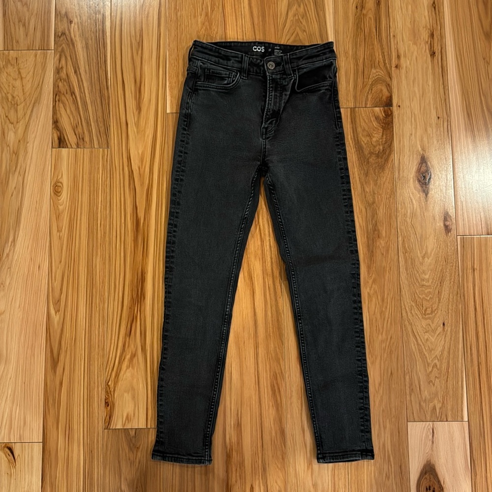 COS black skinny jeans in Size 27